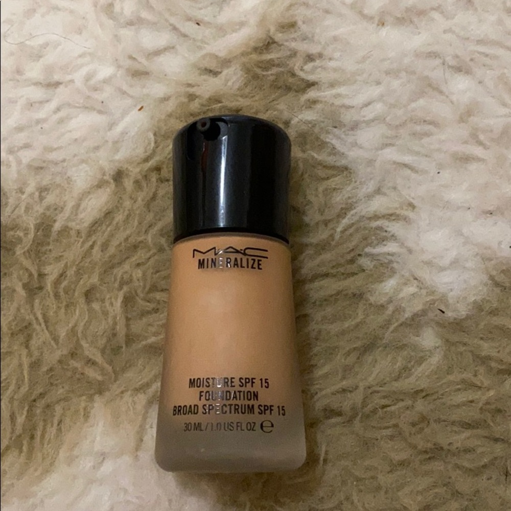 MAC Mineralize Moisture SPF 15 Foundation - NC35